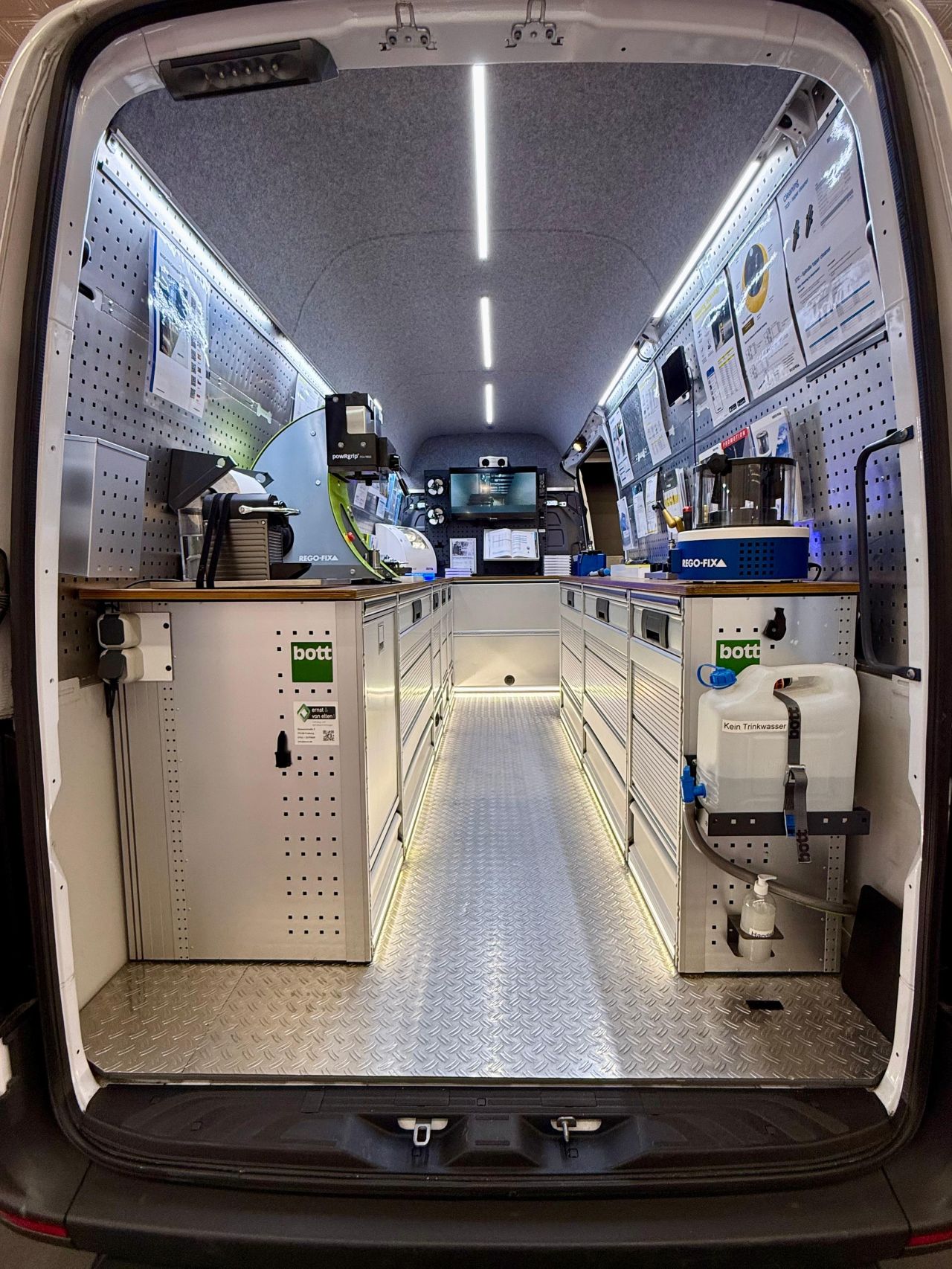 urn_li_image_D4D22AQG-rP1-FZ8Quw